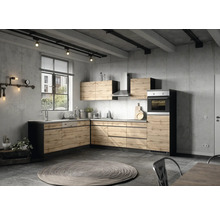 Cuisine moderne avec façades en bois, hotte aspirante et éclairage dans une pièce aux murs en béton