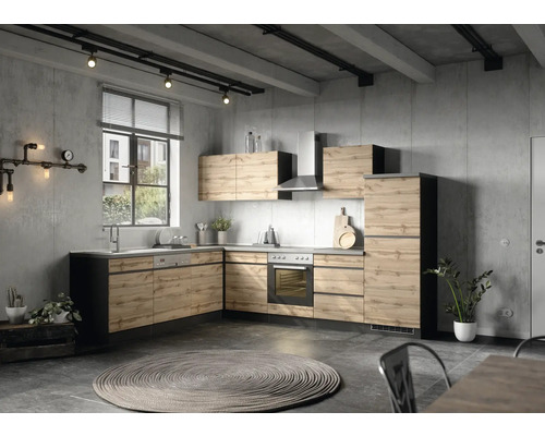 Helle Küche im modernen Stil mit Holzfronten, Spüle, Herd und Dunstabzugshaube vor grauer Wand