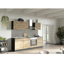 Moderne Küche mit Holzfronten, Dunstabzugshaube und Spüle in einem hellen Raum