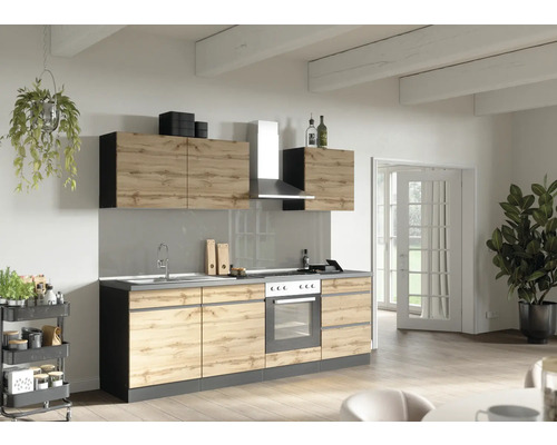 Moderne Küche mit Holzfronten, Dunstabzugshaube und Spüle in einem hellen Raum