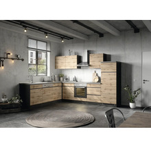 Moderne Küche mit Holzfronten, Edelstahldunstabzugshaube und Betonwand