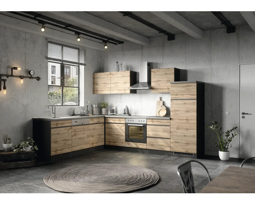 Moderne Küche mit Holzfronten, Edelstahldunstabzugshaube und Betonwand