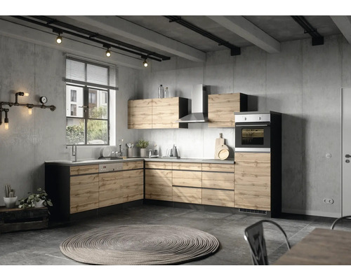Helle Küche im Industriedesign mit Holzfronten, Arbeitsplatte und modernen Geräten