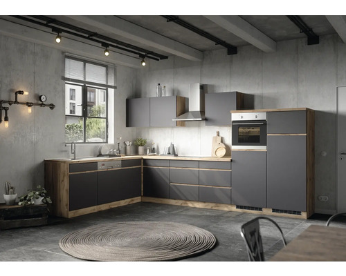 Cuisine intégrée complète en gris et aspect bois avec évier, cuisinière et hotte aspirante dans une pièce aménagée moderne.