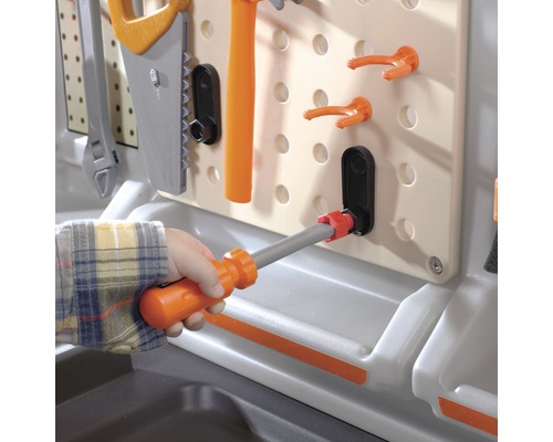 Detailansicht einer Kinderwerkbank mit Werkzeugen wie Hammer, Schraubenzieher und Säge