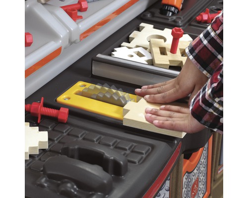 Detailansicht einer Kinderwerkbank mit Holzelementen und Werkzeugen