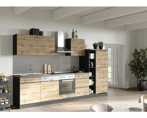 Cuisine moderne avec façades en bois et plans de travail gris dans une pièce lumineuse.