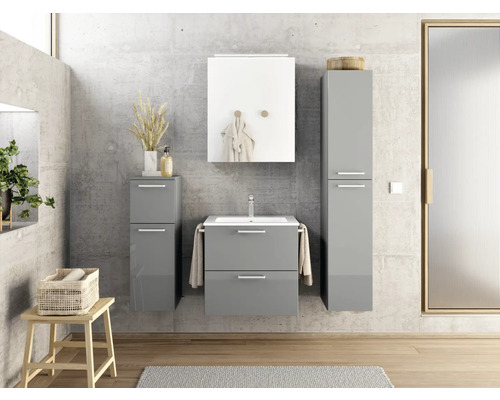 Salle de bain moderne avec lavabo, armoire de toilette et armoire haute en gris