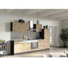 Moderne Küche mit Holzoptik und grauer Arbeitsplatte in einem hellen Raum.