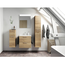 Badezimmer mit Waschtischunterschrank, Spiegelschrank und Hochschrank