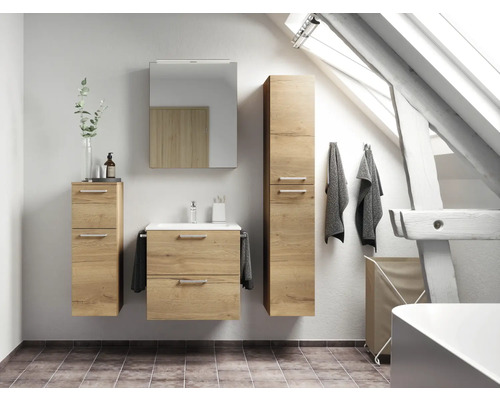 Salle de bains avec meuble sous-lavabo, armoire de toilette et armoire haute aspect bois sous une pente de toit