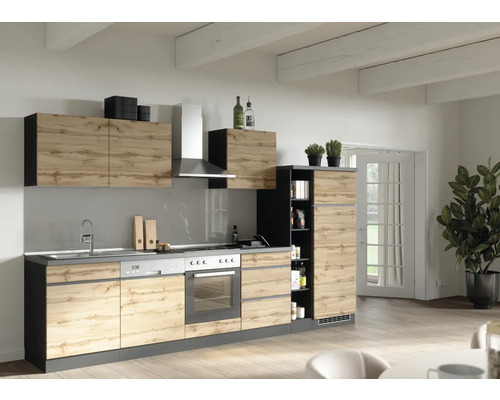 Moderne Küche mit Holzfronten, Spüle, Herd und Dunstabzugshaube.
