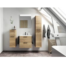 Modernes Badezimmer mit Waschtischunterschrank, Spiegelschrank, Hochschrank und Handtüchern in hellem Holzdekor