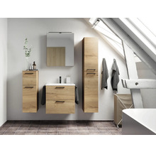 Helles Badezimmer mit Waschtisch, Spiegelschrank und Hochschrank in Holzoptik unter einer Dachschräge