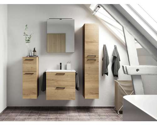 Salle de bains lumineuse avec lavabo, armoire de toilette et armoire haute aspect bois sous une pente de toit