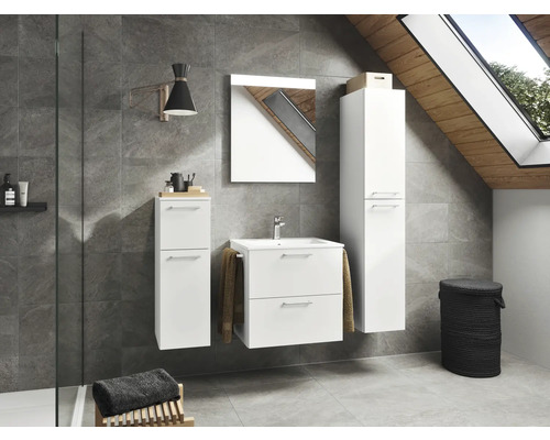 Modernes Badezimmer mit Waschbecken, Spiegelschrank und Hochschränken in Weiß