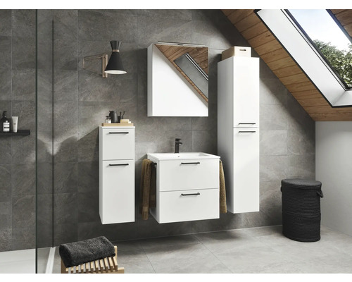 Salle de bain moderne avec meuble sous-vasque, armoire de toilette et armoires hautes en blanc