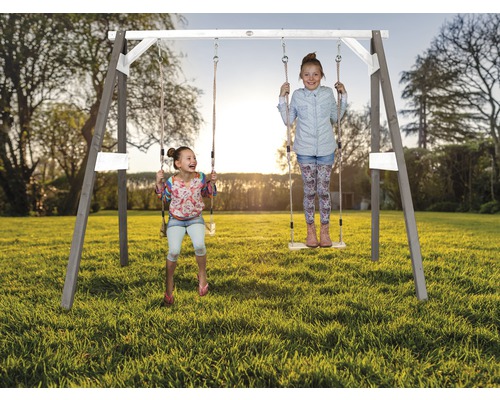 Doppelschaukel aus Holz mit zwei Kindern im Garten