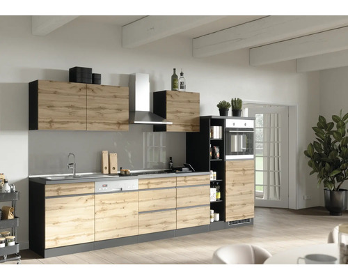 Cuisine intégrée lumineuse avec évier, lave-vaisselle, cuisinière, hotte aspirante et four dans une pièce lumineuse.
