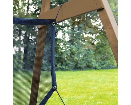 Detailaufnahme eines Fangnetzes an einem Holzgerüst im Außenbereich