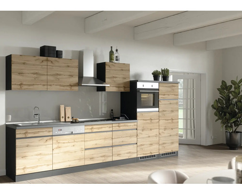 Cuisine moderne avec décor en bois, évier, hotte aspirante et four intégré.