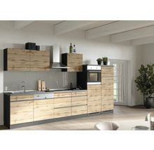 Moderne Küche mit Holzoptik und schwarzen Akzenten.
