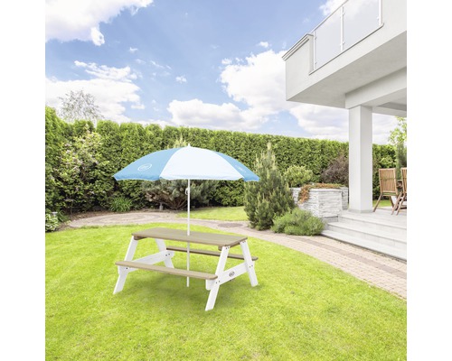 Picknicktisch mit Sonnenschirm im Garten