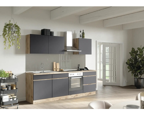 Cuisine moderne avec évier, cuisinière, hotte aspirante et éléments hauts dans une pièce lumineuse