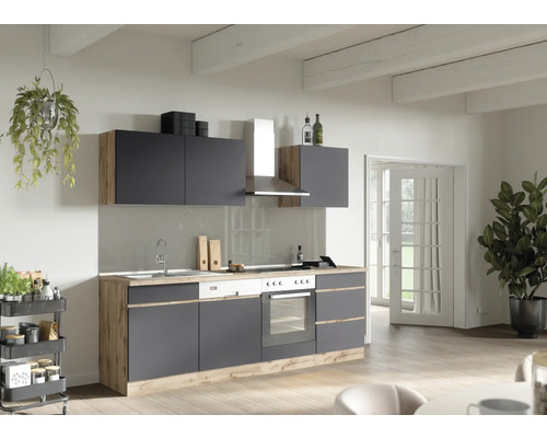Cuisine moderne avec armoires grises et accents de bois dans une pièce lumineuse.