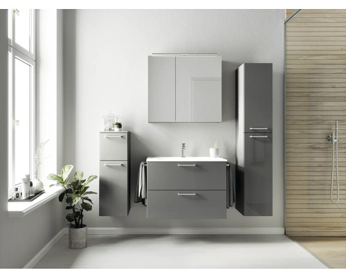 Helles Badezimmer mit Waschtisch, Spiegelschrank, Hochschrank und Hängeschrank