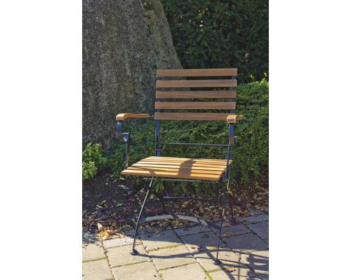 Gartensessel aus Holz und Metall auf einer Terrasse