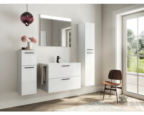Badezimmer mit Waschtischunterschrank, Spiegelschrank, Hochschrank und Stuhl