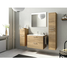 Badezimmer mit Waschbeckenunterschrank, Spiegelschrank und Hochschrank in Holzoptik