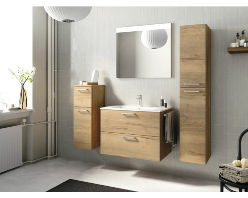 Salle de bains avec meuble sous-lavabo, armoire de toilette et armoire haute aspect bois