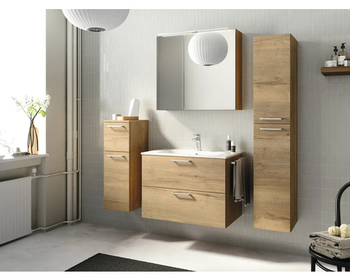 Salle de bain avec meuble-lavabo, armoire de toilette et armoire haute aspect bois pour une ambiance claire et organisée.