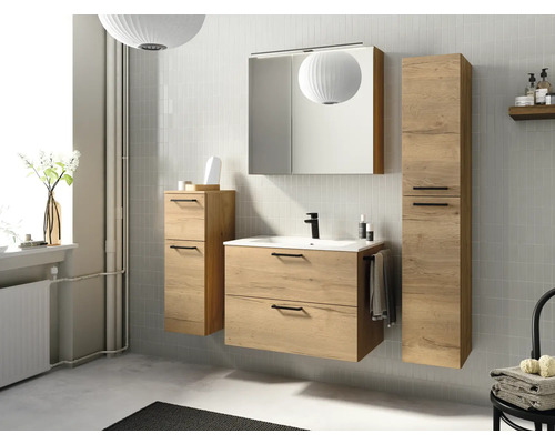 Salle de bain lumineuse avec meuble-lavabo, armoire de toilette et armoire haute aspect bois