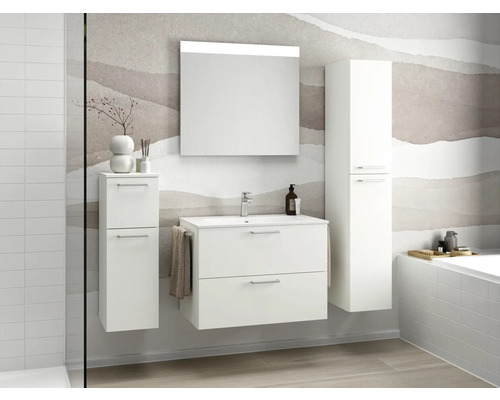 Modernes Badezimmer mit Waschtisch, Spiegelschrank und Hochschrank für Badezimmerartikel