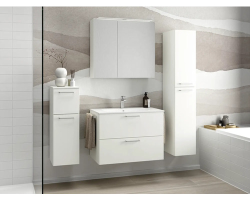 Badezimmer mit Waschbeckenunterschrank, Spiegelschrank und Hochschrank in hellem Design