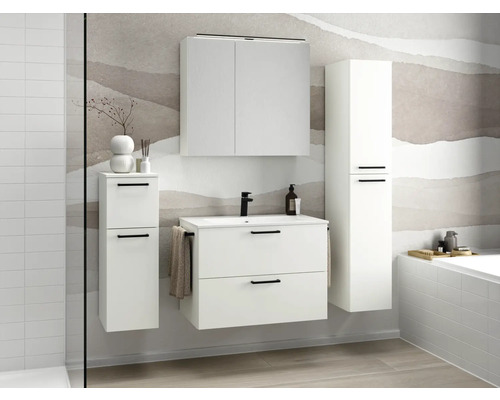 Salle de bains avec meuble sous-lavabo, armoire de toilette et armoire haute dans un design lumineux