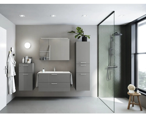 Salle de bain moderne avec lavabo, armoire de toilette et cabine de douche en verre