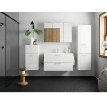 Badezimmer mit Waschbeckenunterschrank, Spiegelschrank und Hochschrank in Weiß und Holzoptik