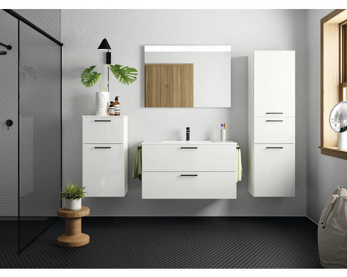 Badezimmer mit Waschbeckenunterschrank, Spiegelschrank und Hochschrank in einem hellen Design