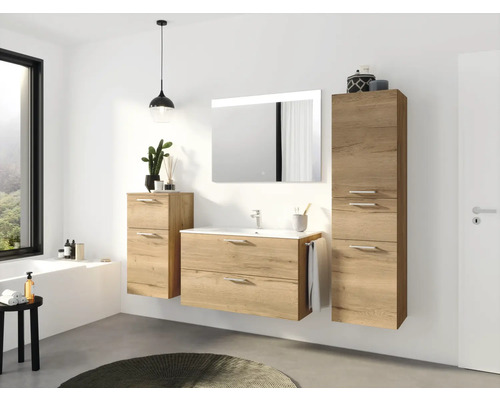 Badezimmer mit Waschtisch, Spiegelschrank und Hochschrank in Holzoptik.