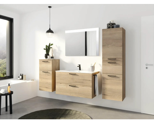 Modernes Badezimmer mit Waschtisch, Spiegelschrank und Hochschrank in Holzoptik für ein helles und freundliches Ambiente.