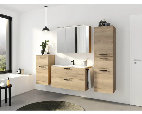 Salle de bains lumineuse avec meuble-lavabo, armoire de toilette et armoire haute aspect bois