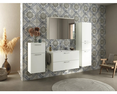 Modernes Badezimmer mit Waschbeckenunterschrank, Spiegelschrank und Hochschrank vor gemusterter Wand