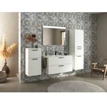 Badezimmer mit Waschtisch, Spiegelschrank, Hochschrank und floralen Wandfliesen