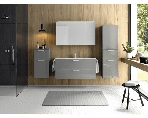 Salle de bains avec lavabo, miroir, armoires et douche