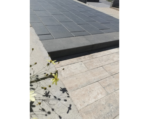 Pose de pavés en béton à l''extérieur