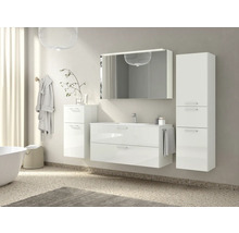 Badezimmer mit Waschtisch, Spiegel, Hängeschrank und Handtuch